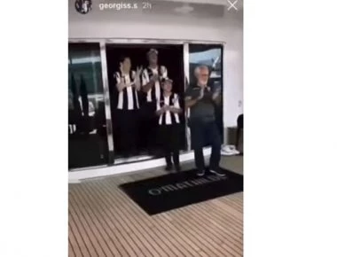 «ΠΑΟΚ και ξερό ψωμί» τραγούδησε η οικογένεια Σαββίδη στον Πειραιά χορεύοντας ποντιακά (βίντεο)